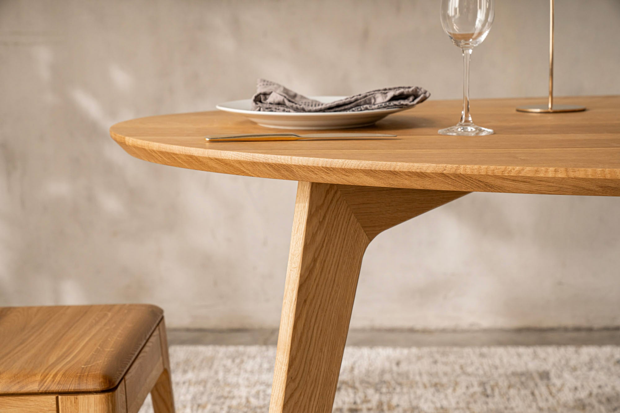 AMBER S Oval | Dining Table