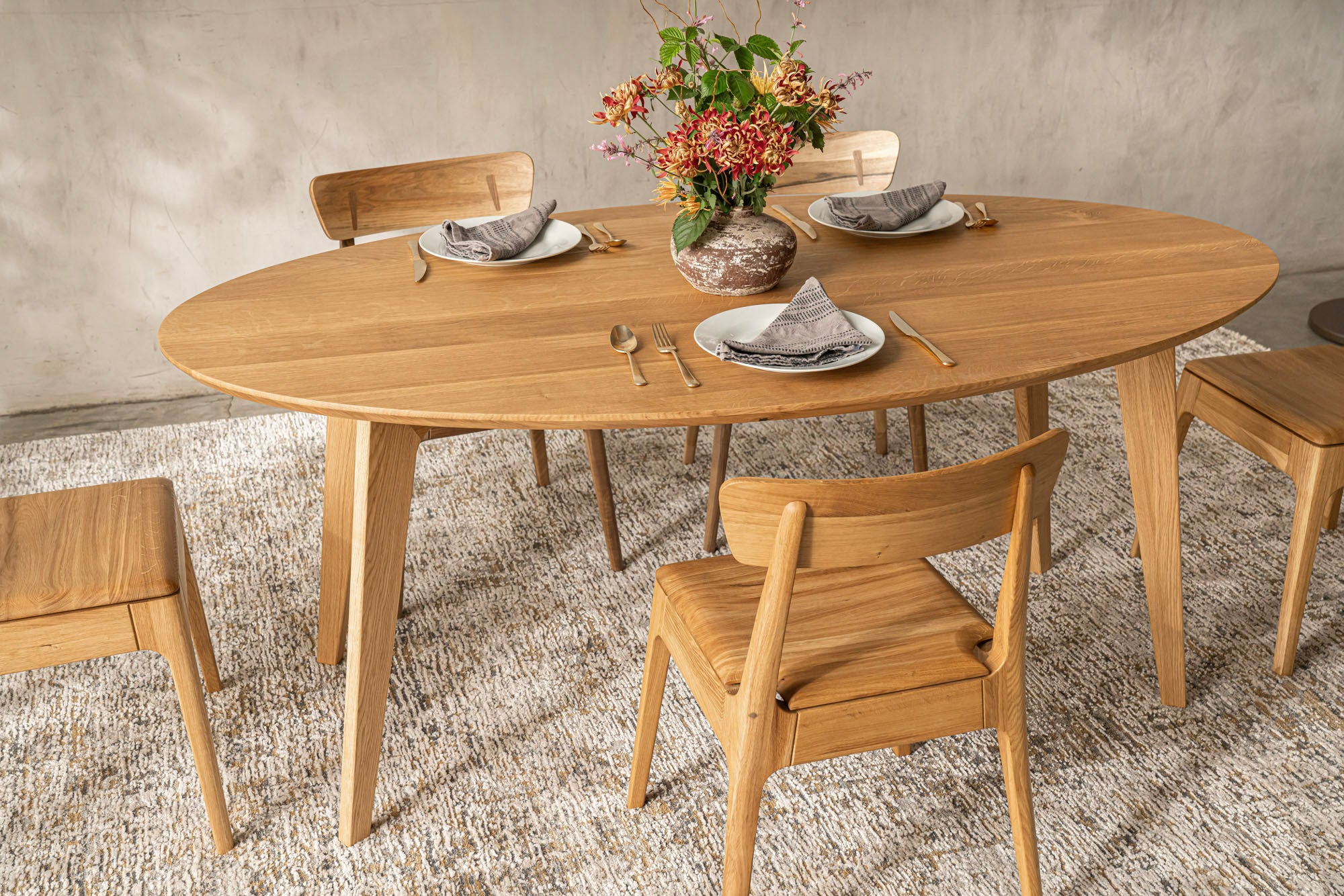 AMBER S Oval | Dining Table