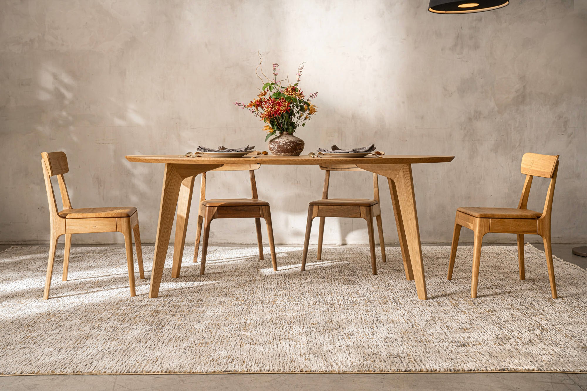 AMBER S Oval | Dining Table