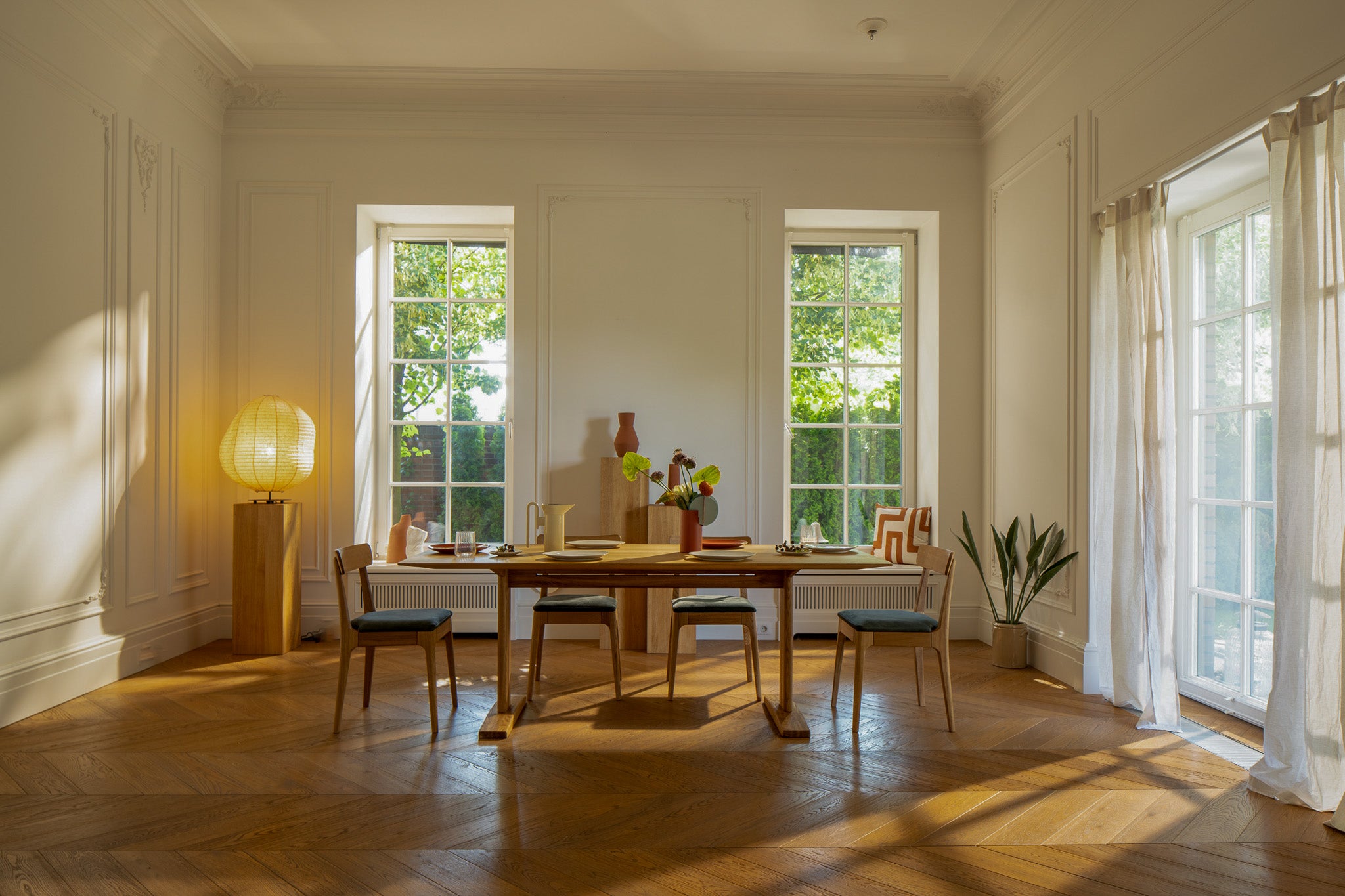 KAT | Dining Table