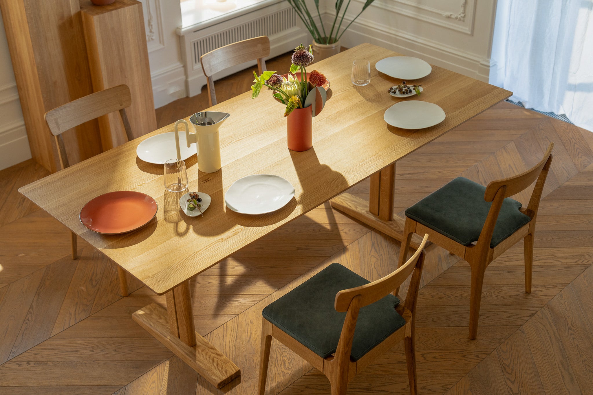 KAT | Dining Table