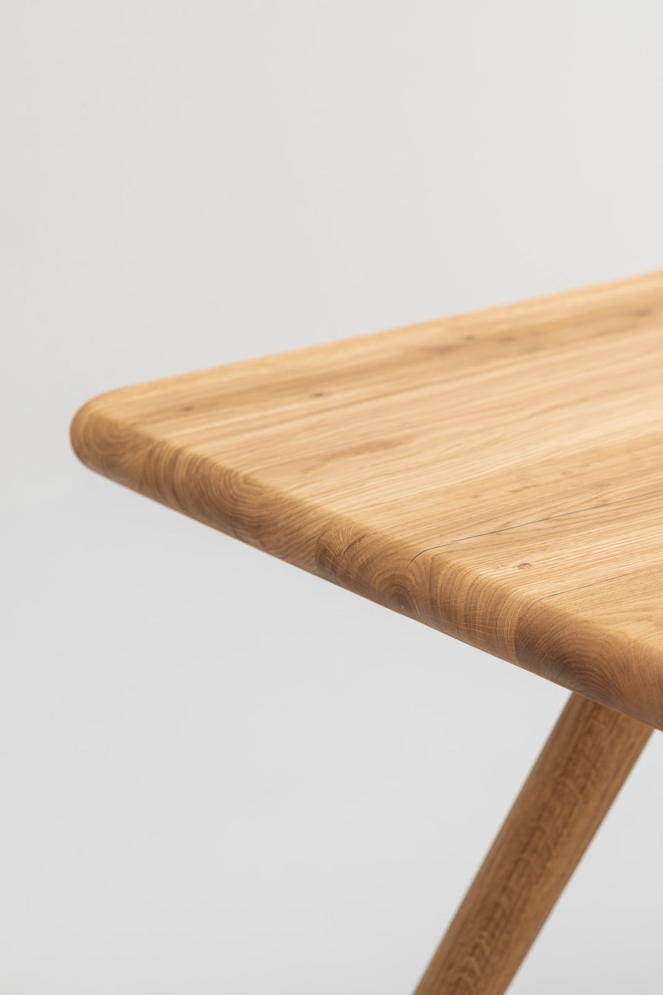 Subtle edge rounding for everyday comfort.