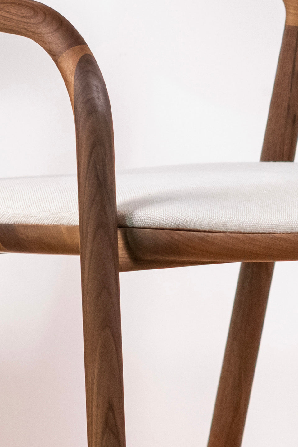 Upholstery in fine Italian leather or linen.