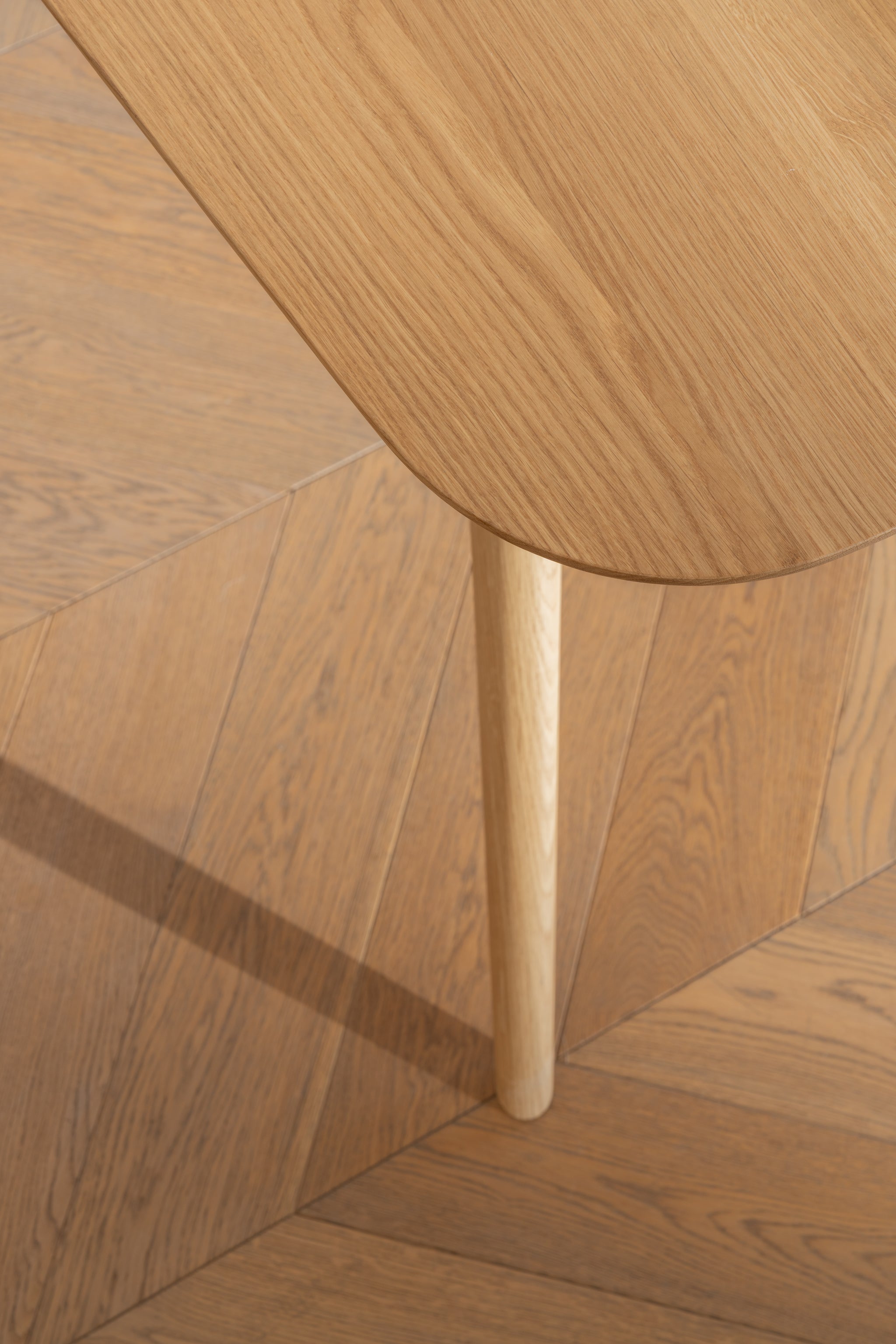 TAVI Dining Table image 28